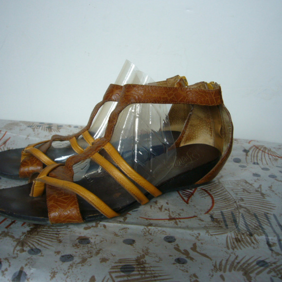Fergie Two Tone Leather Thong Ankle Strap Sandal Flats - Size 9 Back zip Comfort - Picture 6 of 6